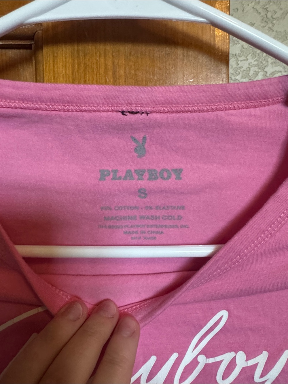 PLAYBOY Hot Pink Script Crop Tee - Picture 2 of 3